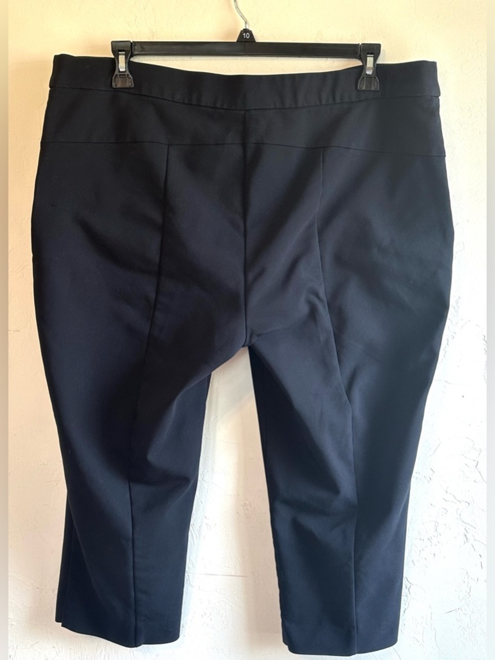 EVRI Classic Black Stretch Relaxed Fit Capri Cropped Gold Detail Pants Sz 18W - Picture 3 of 9